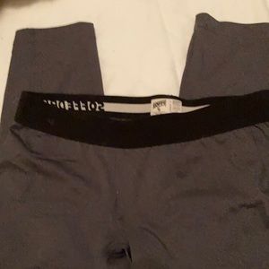 SOFFE DRI LOW RISE CAPRI LEGGINGS XL